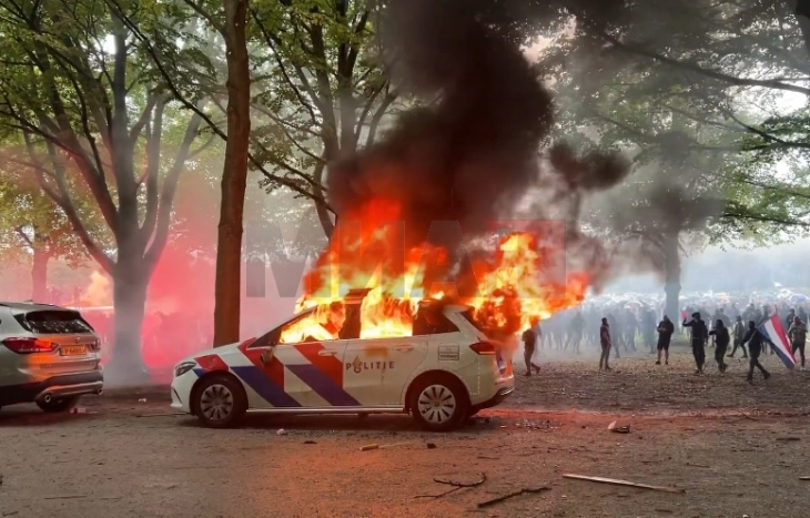 Холандските партии со осуда на насилните антимигрантски протести во Хаг 