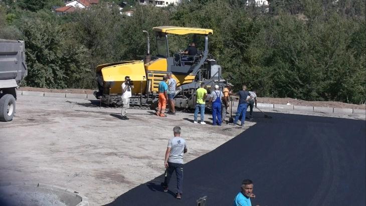 Изградени пристапен пат и паркинг простор околу затворениот базен во Штип