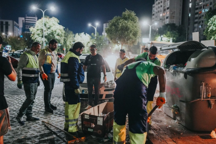 Герасимовски и хигиеничарите чистеа до после полноќ по новиот колапс на „Комунална хигиена“ и Град Скопје