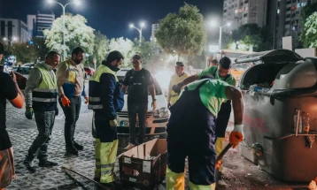 Герасимовски и хигиеничарите чистеа до после полноќ по новиот колапс на „Комунална хигиена“ и Град Скопје