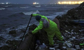 Хонг Конг ги затвора училиштата и фабриките поради супертајфунот Рагаса, откажани 700 летови