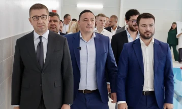 Mickoski: Investojmë në sport, lëshohet në përdorim pishina e mbyllur në komunën e Shtipit