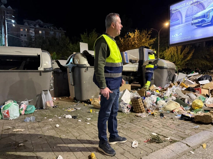 Герасимовски на терен: „Комунална хигиена“ оставиле контејнери сред булевар, целиот смет околу контејнерите не го собрале