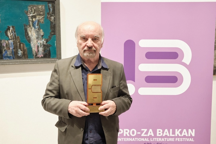 Наградата „Прозарт“ врачена на словенечкиот писател Евалд Флисар на затворањето на 13.„ПРО-ЗА Балкан“