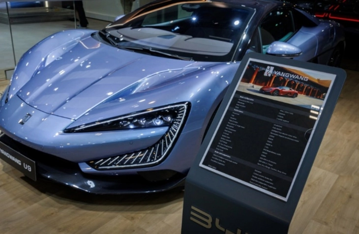 Јангванг У9 Екстрим го скрши рекордот за најбрз сериски автомобил со 496,22 км/ч