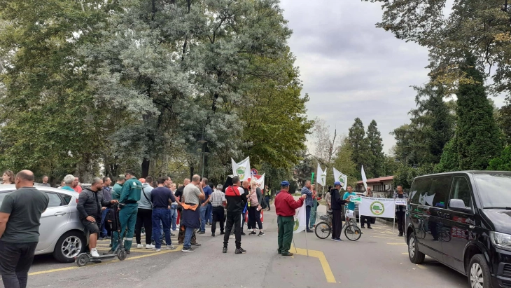 Вработените од „Паркови и зеленило“, „Флораком“ и „Луна“ на протест, бараат исплата на плата за август, регрес и јубилејни и новогодишни награди