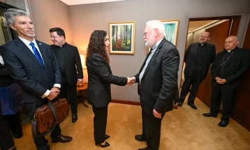 Osmani takoi Sekretarin për marrëdhënie me Shtetet e selisë së shenjtë, kryeipeshkvin Poll Gallaher