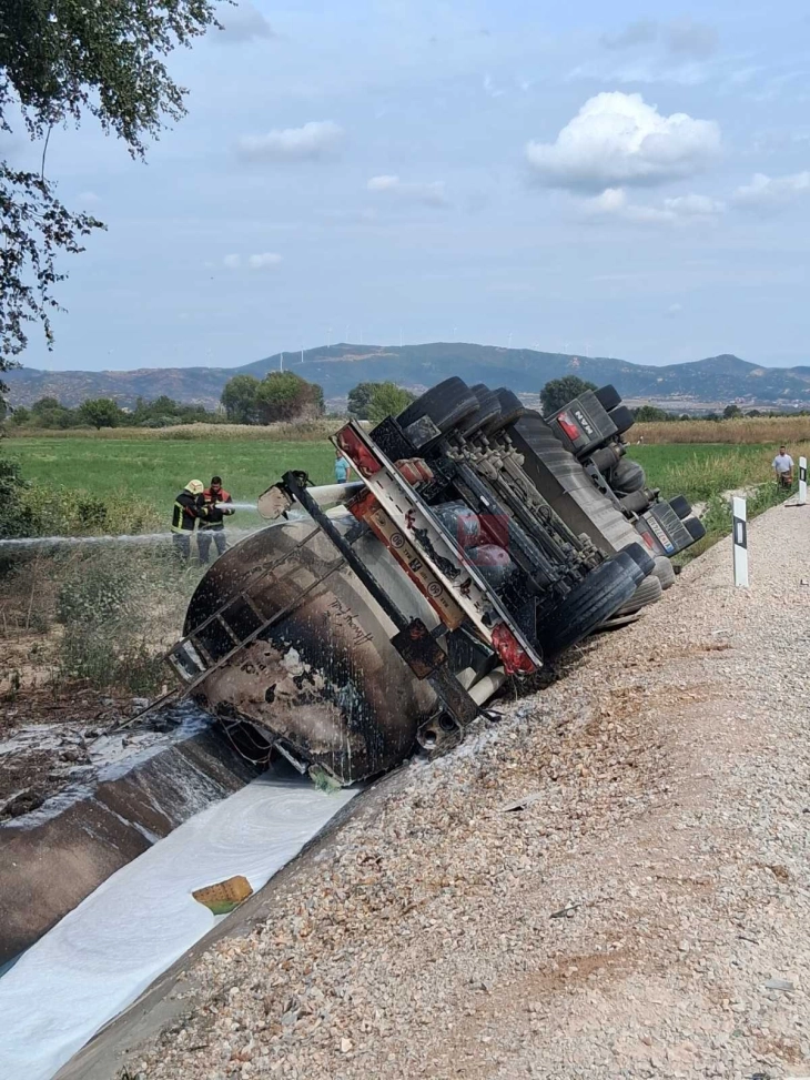 Është lënduar lehtë shoferi i cisternës që u përfshi nga flakët në rrugën Gjevgjeli - Bogdanci, po mënjanohet derivati i rrjedhur