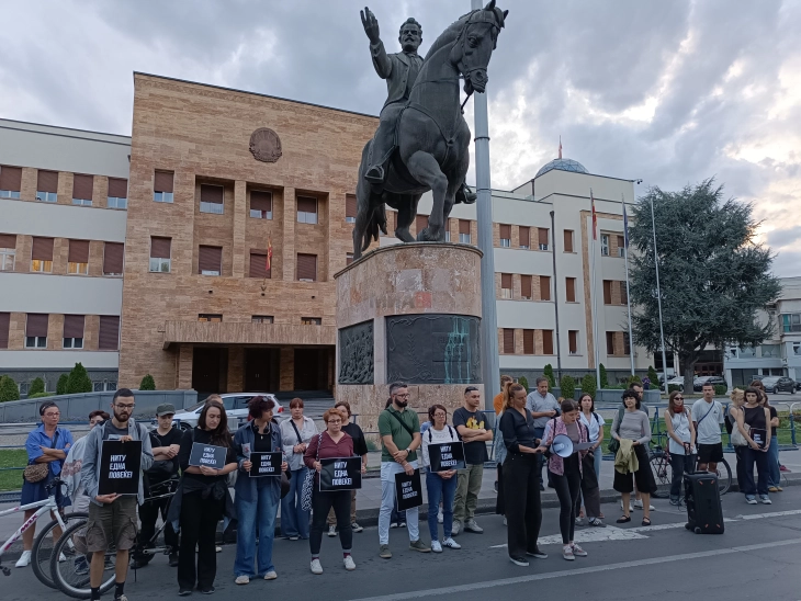 Движењето „Ниту една повеќе“ одржа протест пред Собрание