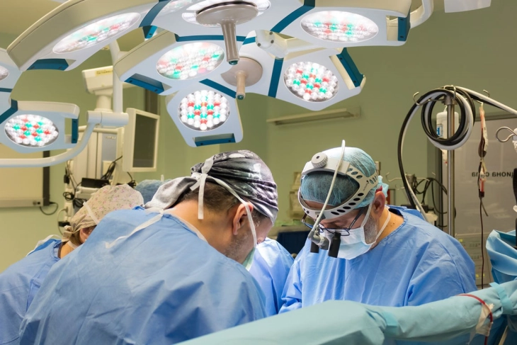 Мицкоски на промоција на надградбата на хибридна сала за ендоваскуларен третман на пациенти