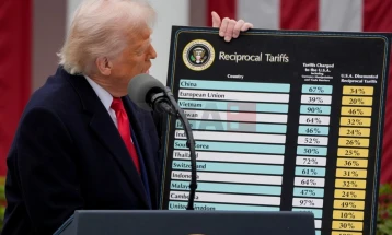 Trampi njoftoi tarifa të reja të barnave, kamionëve dhe mobiljeve