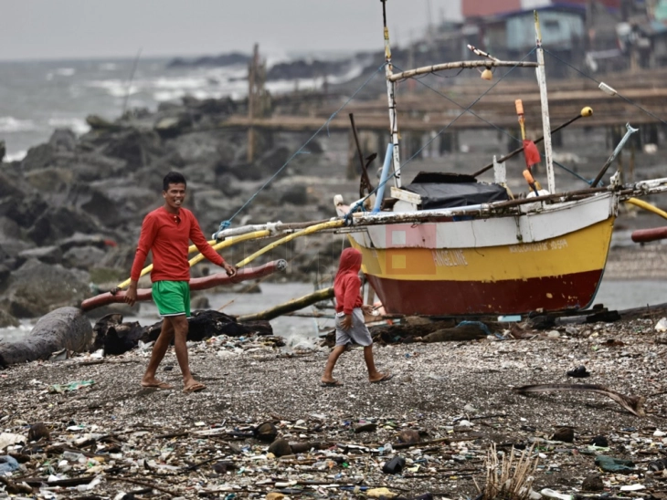 Тајфунот Буалој усмрти четири лица и расели илјадници на Филипините