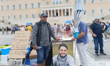 Грчкото обвинителство одобри ексхумација на телото на загинат во железничката несреќа, чиј таткото штрајкува со глад пред Парламентот