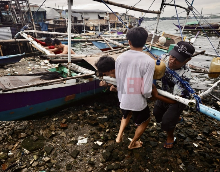 Të paktën 10 persona humbën jetën, ndërsa mbi 430.000 banorë në Filipine janë evakuuar për shkak të tajfunit Bualoj
