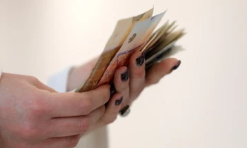 Маж осомничен за изнуда на пари од жена во странство, со закани и барал 15 илјади евра