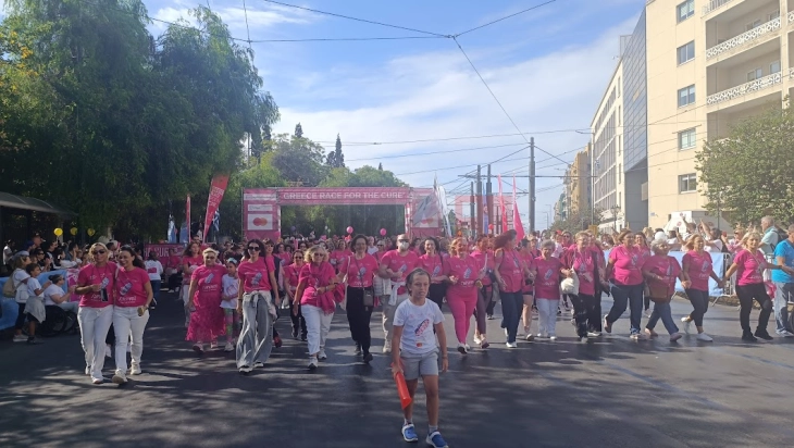 Илјадници граѓани трчаа и пешачеа во Атина за подигнување на свеста за ракот на дојка (Фото)