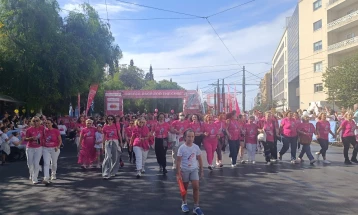 Илјадници граѓани трчаа и пешачеа во Атина за подигнување на свеста за ракот на дојка (Фото)