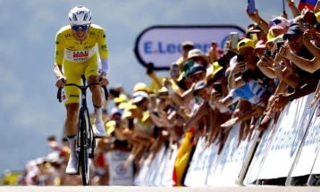 Погачар убедливо до втората светска титула во велосипедизам