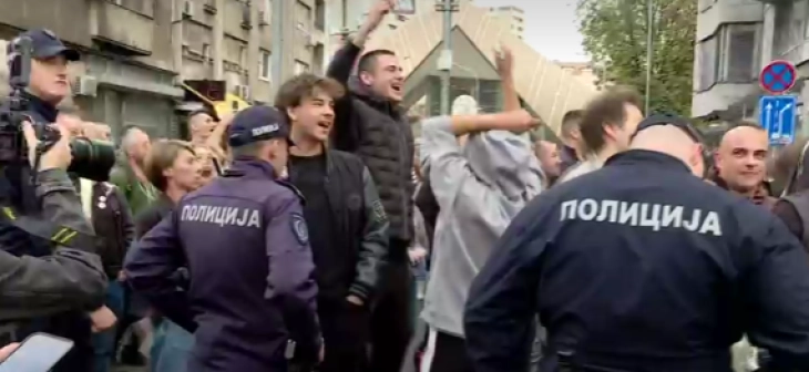 Собири против блокадите и контра собири се одржуваат низ Србија