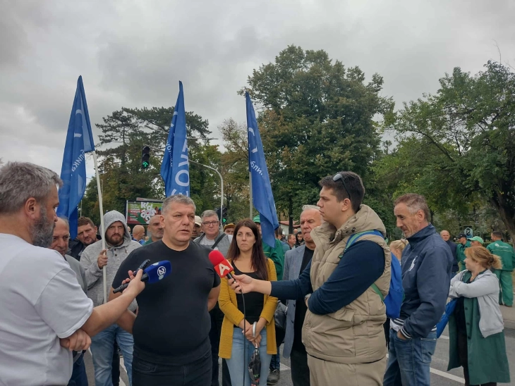 Вработените во ЈП „Паркови и зеленило“,„Флораком“ и „Луна“ протестираа, ако не се исплати плата, од утре повторно на протест