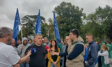 Вработените во ЈП „Паркови и зеленило“,„Флораком“ и „Луна“ протестираа, ако не се исплати плата, од утре повторно на протест