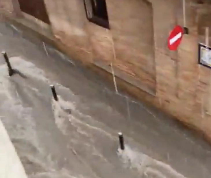 Поради невреме на истокот на Шпанија откажани летови и прекината настава во училиштата