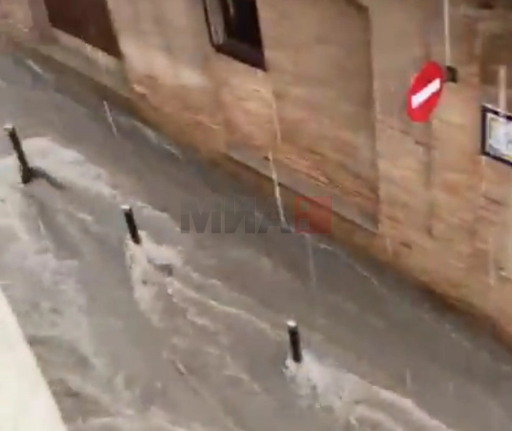 Për shkak të motit të keq në lindje të Spanjës anulohen fluturimet dhe ndërpritet mësimi në shkolla