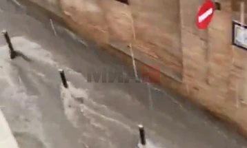 Për shkak të motit të keq në lindje të Spanjës anulohen fluturimet dhe ndërpritet mësimi në shkolla