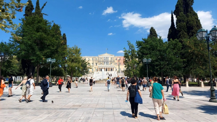 Анкета: Прикривање, корупција и неефикасност ѝ припишуваат Грците на Владата