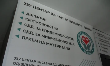 Shtatëmbëdhjetë raste të helmimit në një dyqan për sanduiçë në Shtip, te disa prej tyre salmonelë e izoluar