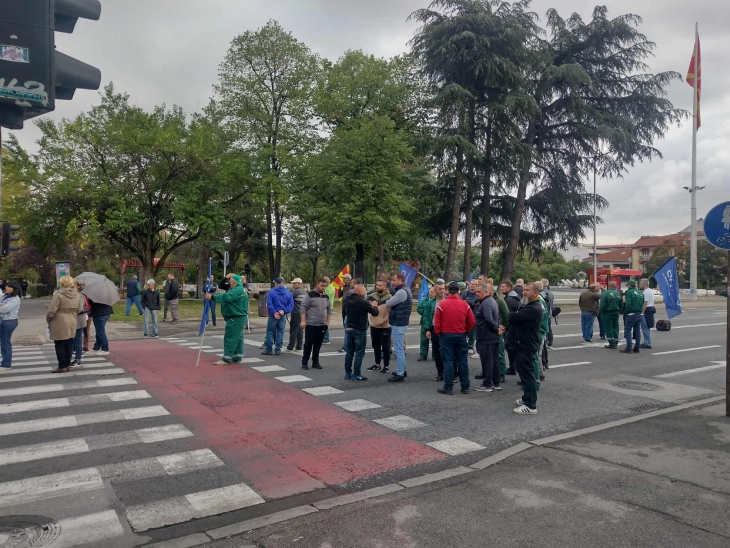 Повторно протестираа вработените во „Паркови и зеленило“,„Флораком“ и „Луна“ , од утре најавуваат радикализирање на протестите