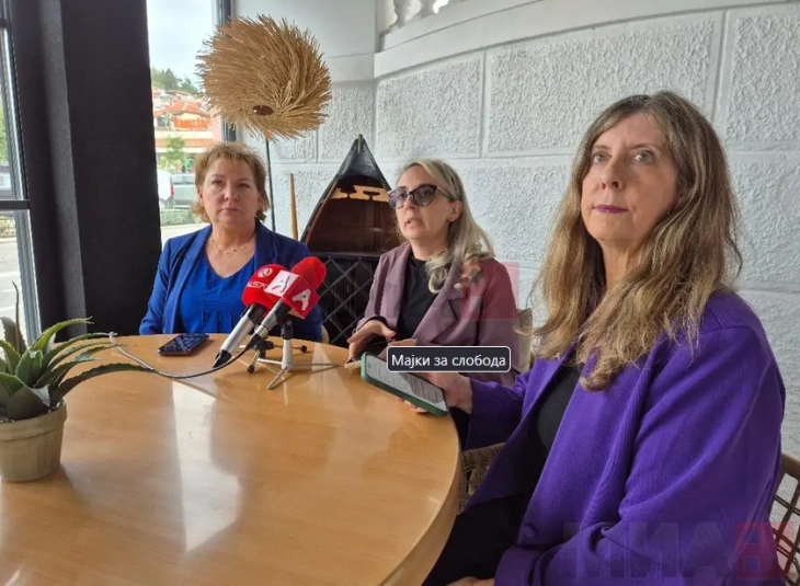 Флечер, Дукоска и Скот од Мајките на светот: Сите сме од различни земји, но имаме иста грижа - децата да ни бидат безбедни и со добро образование