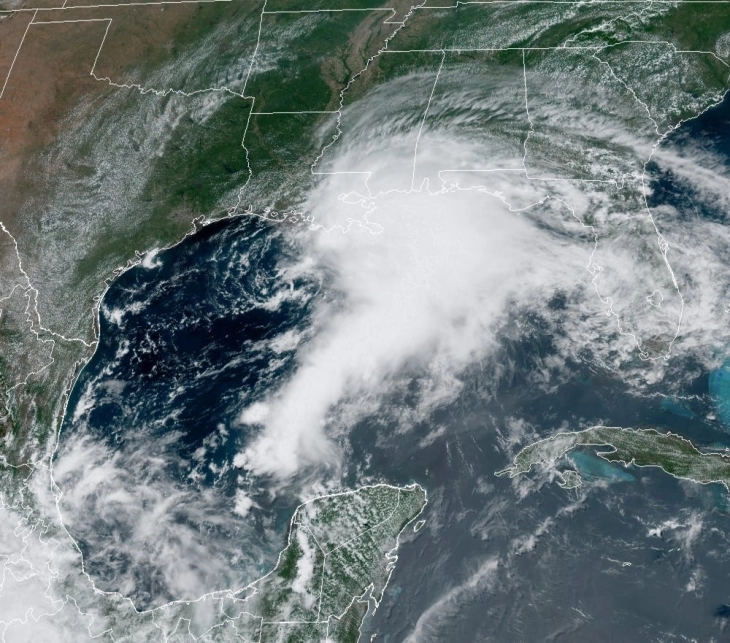 Бурата Имелда ги погоди Бермудите - аеродромот, училиштата и владините згради се затворени