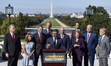 Белата куќа вели дека отпуштањата се „неизбежни“ без наѕирање крај на прекинот на работата на владата