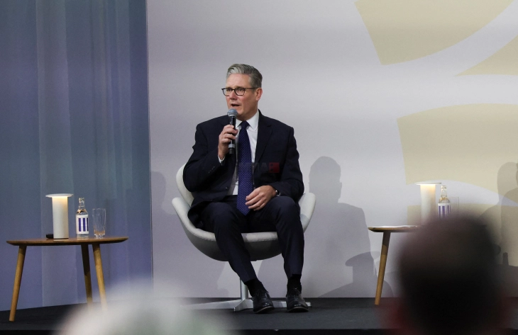 Кир Стармер: Бегалците ќе мора да го „заслужат“ правото на долгорочен престој во Велика Британија