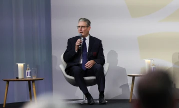 Кир Стармер: Бегалците ќе мора да го „заслужат“ правото на долгорочен престој во Велика Британија