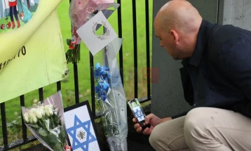 Policia e Mançesterit: Një nga viktimat në sulmin para sinagogës mund të jetë qëlluar nga një plumb policie