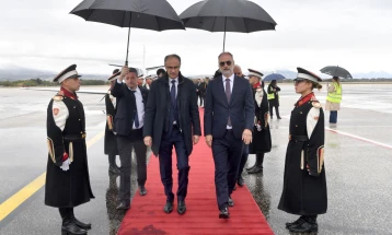 Српскиот премиер Мацут пречекан од вицепремиерот Стоилковиќ