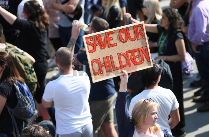 Зошто се бориме да ги заштитиме младите од родители теоретичари на заговори