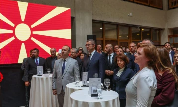 Siljanovska Davkova: Ribashkimi i popullit gjerman pas rënies së Murit të Berlinit është akt historik për gjithë Evropën