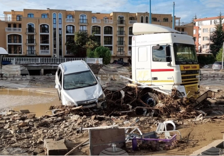 Делови од Бугарија погодени од поплави, прогласена вонредна состојба во повеќе региони, 80 населени места без струја