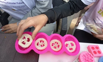 Самохрани родители и лица во социјален ризик во Неготино учеа да подготвуваат рачни изработки за продажба