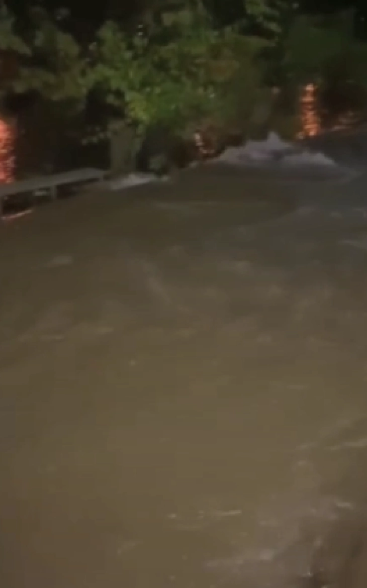 Голем дел од Скопје без вода заради пукната водоводна цевка во Влае 