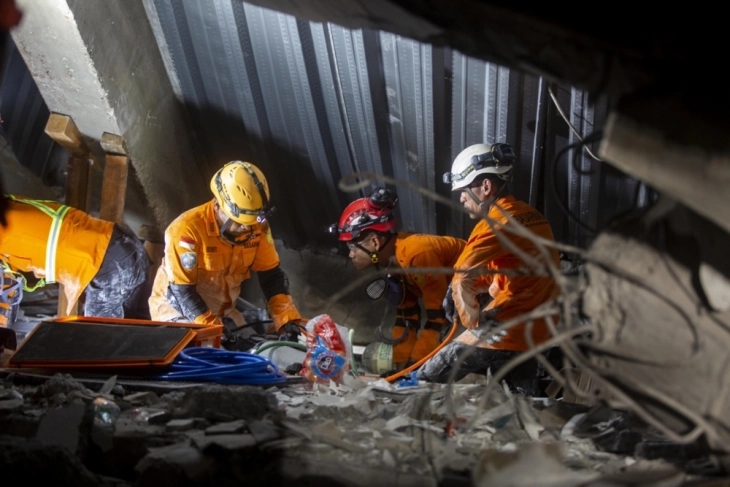 Бројот на жртви во урнатото исламско училиште во Индонезија се зголеми на 54