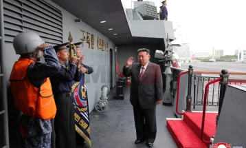 Лидерот на Северна Кореја го посети новиот воен брод тежок 5.000 тони