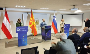 Плаколм и Грашич: Квалификуваното мнозинство за технички прашања во преговорите ќе спречи натамошни билатерални блокади