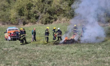 Директорот на ЦУК и неговиот заменик на симулациска вежба за гасење  пожар на отворен простор