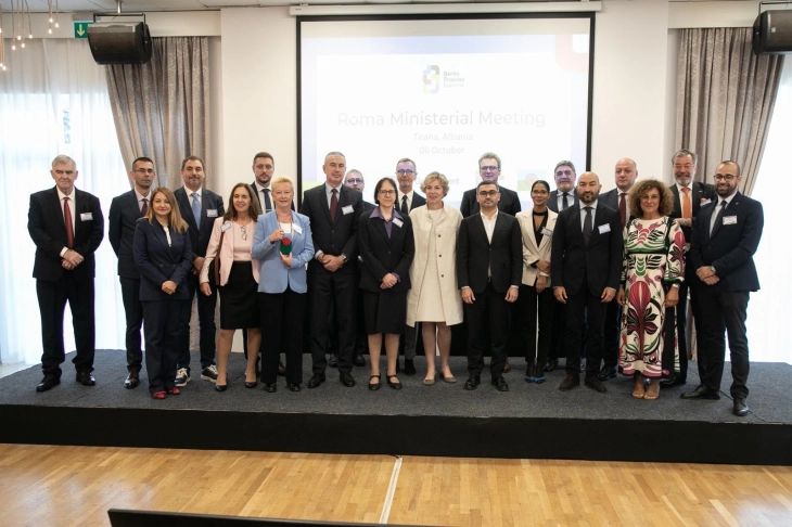 Претставници на кабинетот на министерот Салиу на Шестиот министерски состанок за интеграција на Ромите