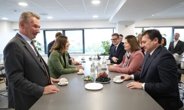 Средба на министерката Божиновска со австриската министерка Клаудија Плаколм и раководството на ЕВН Македонија