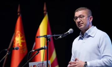 Mickoski me porosi për Ahmetin: Politikat e BDI-së e kanë zbrazur Maqedoninë dhe kanë zvogëluar numrin e nxënësve shqiptarë